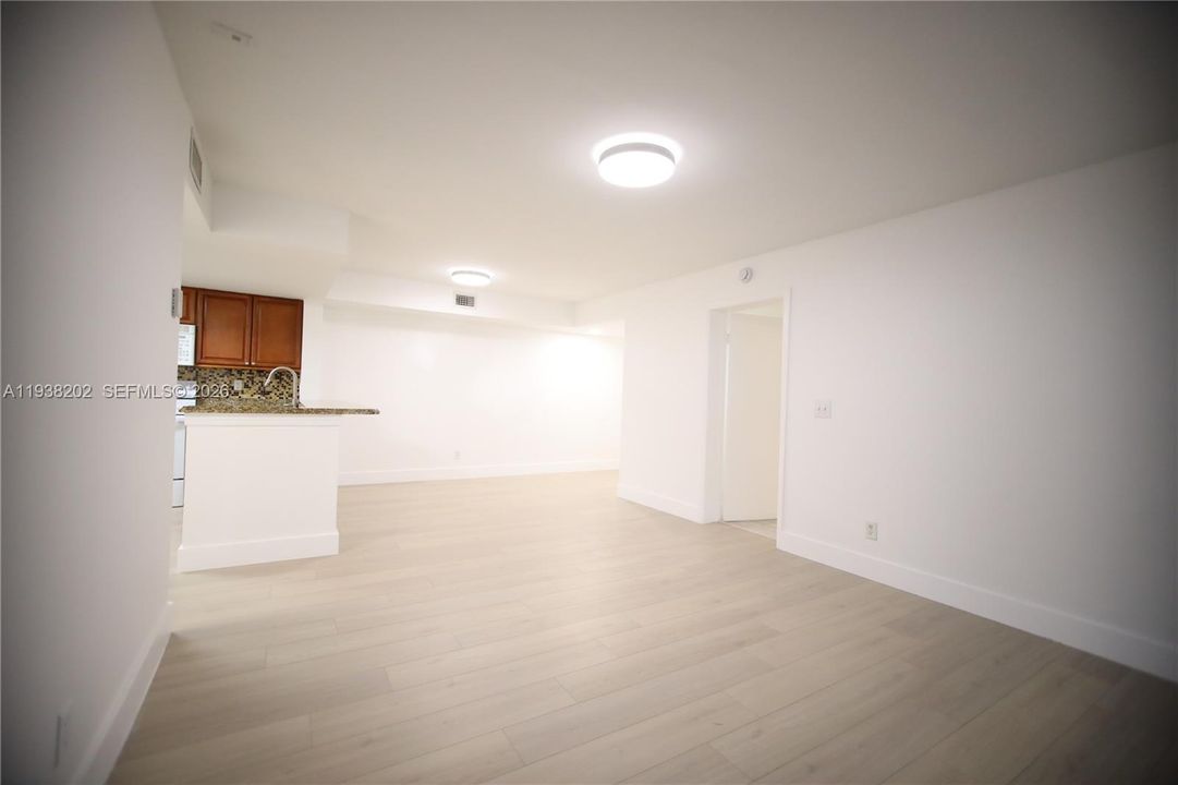 合同活跃: $2,100 (2 贝兹, 2 浴室, 986 平方英尺)