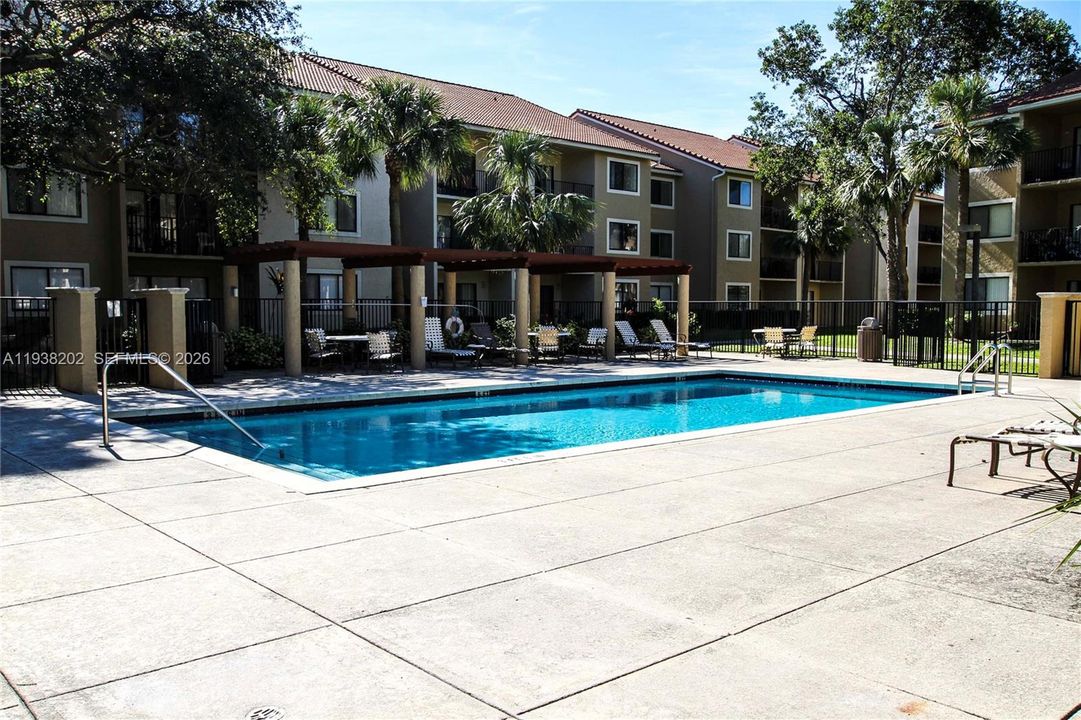 合同活跃: $2,100 (2 贝兹, 2 浴室, 986 平方英尺)