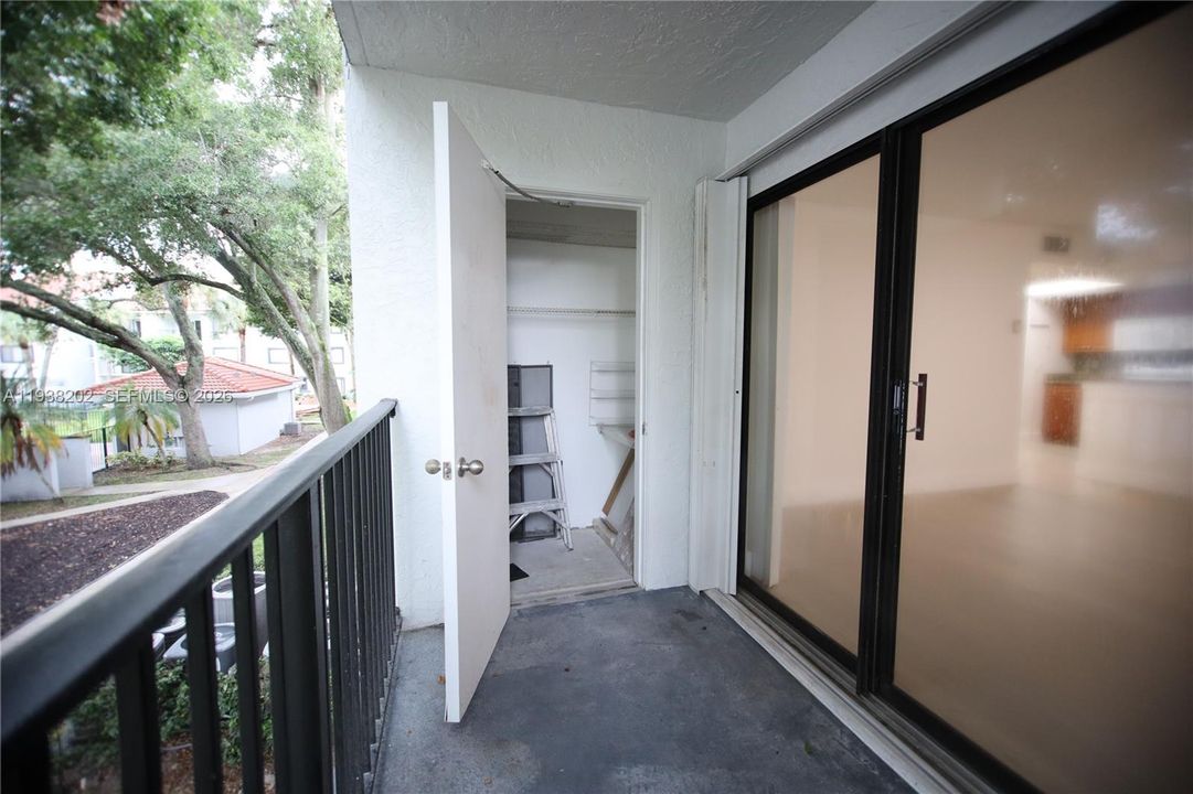 合同活跃: $2,100 (2 贝兹, 2 浴室, 986 平方英尺)