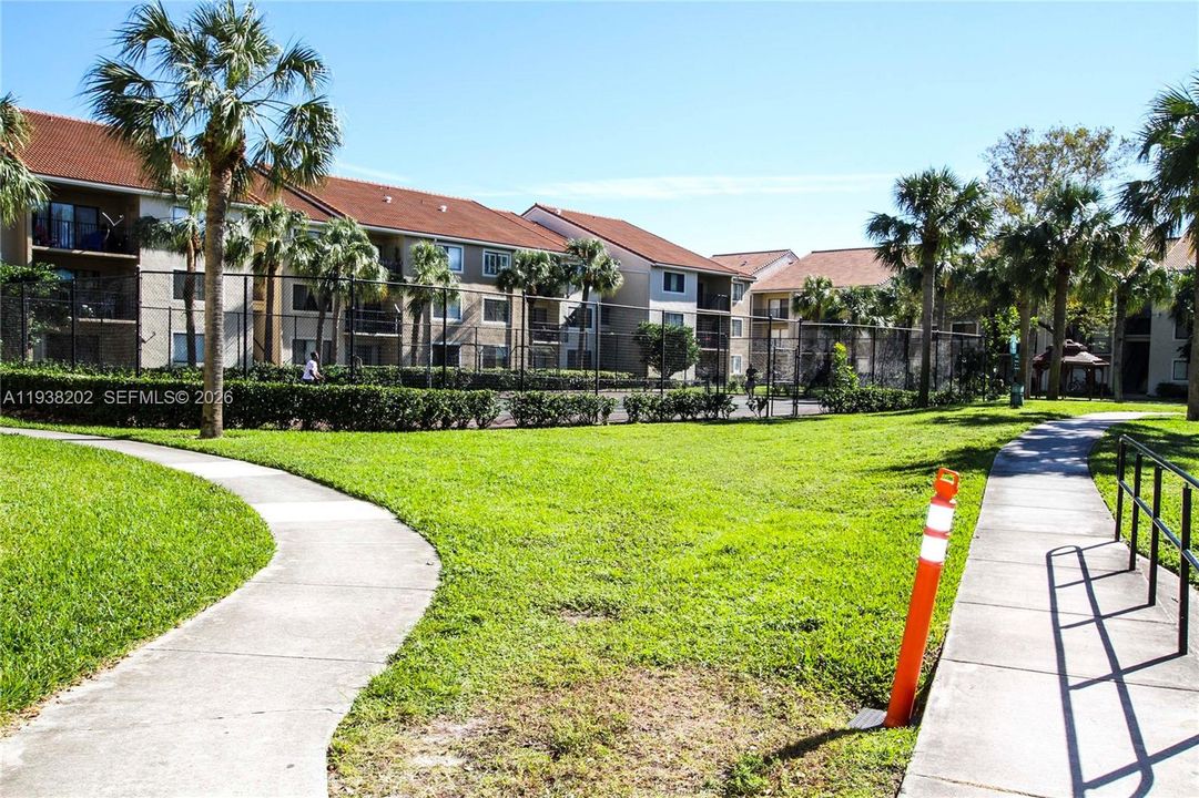 合同活跃: $2,100 (2 贝兹, 2 浴室, 986 平方英尺)