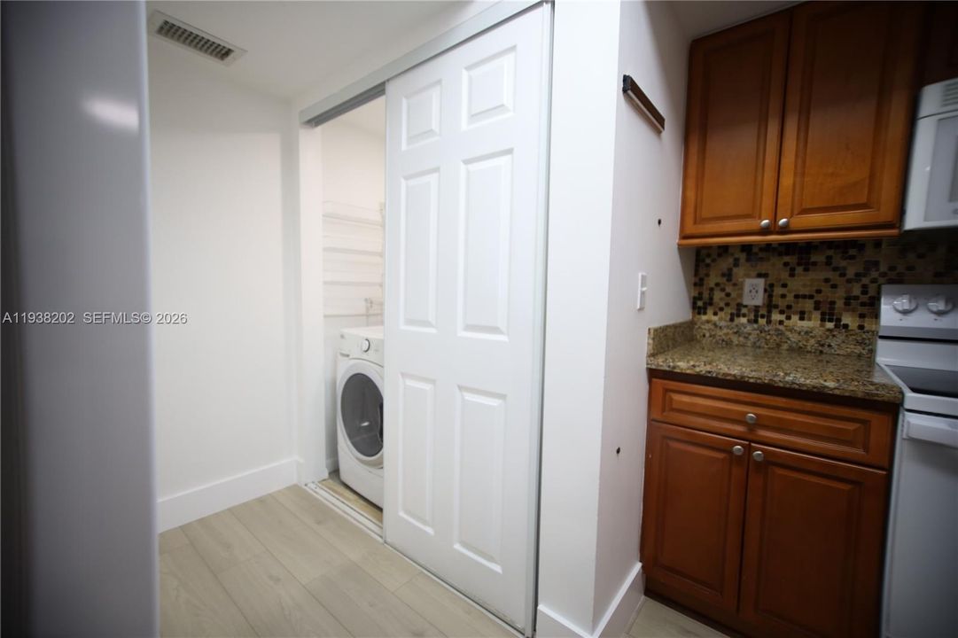 合同活跃: $2,100 (2 贝兹, 2 浴室, 986 平方英尺)