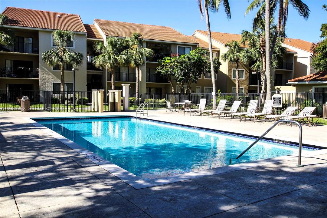 合同活跃: $2,100 (2 贝兹, 2 浴室, 986 平方英尺)