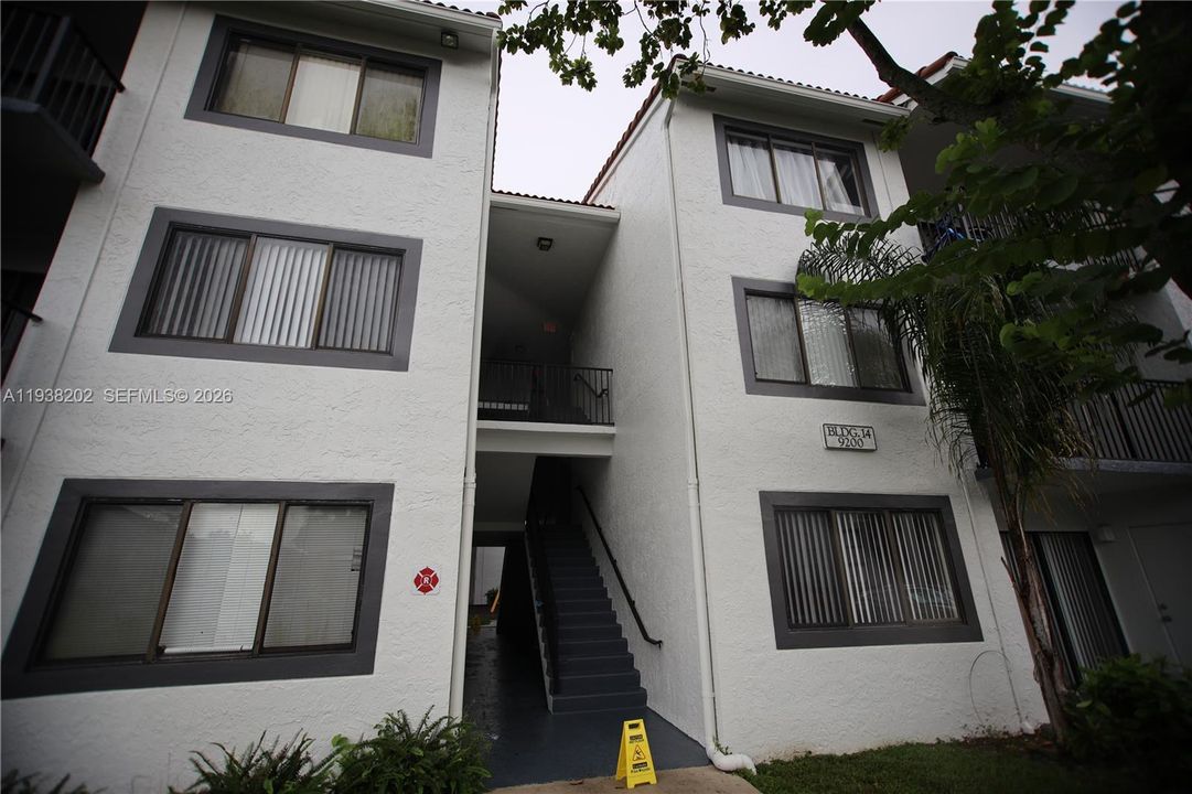 合同活跃: $2,100 (2 贝兹, 2 浴室, 986 平方英尺)