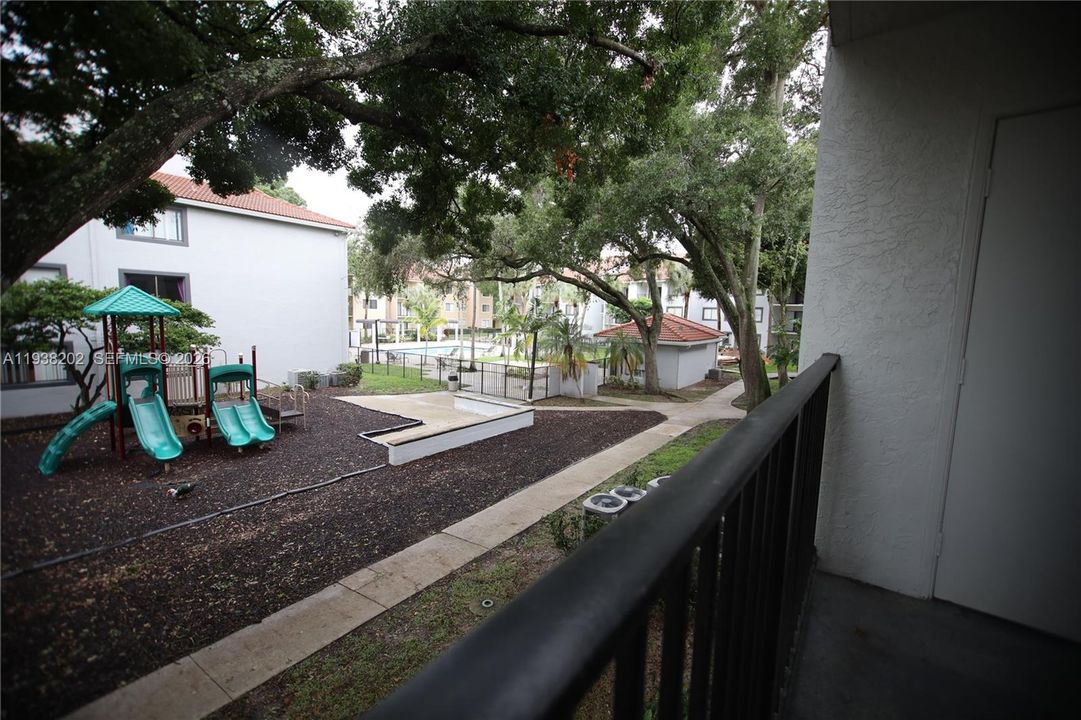 合同活跃: $2,100 (2 贝兹, 2 浴室, 986 平方英尺)