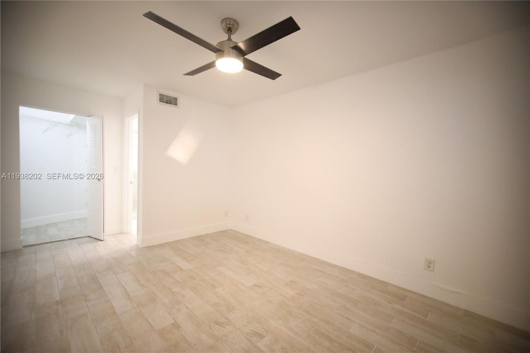 合同活跃: $2,100 (2 贝兹, 2 浴室, 986 平方英尺)