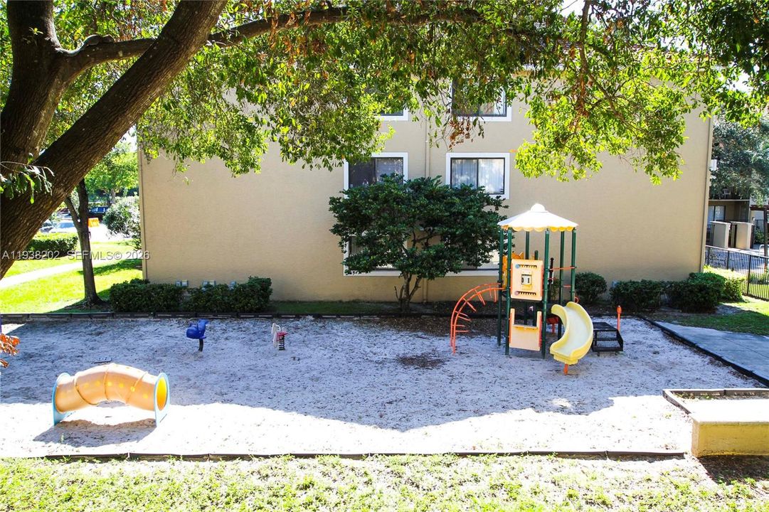 合同活跃: $2,100 (2 贝兹, 2 浴室, 986 平方英尺)