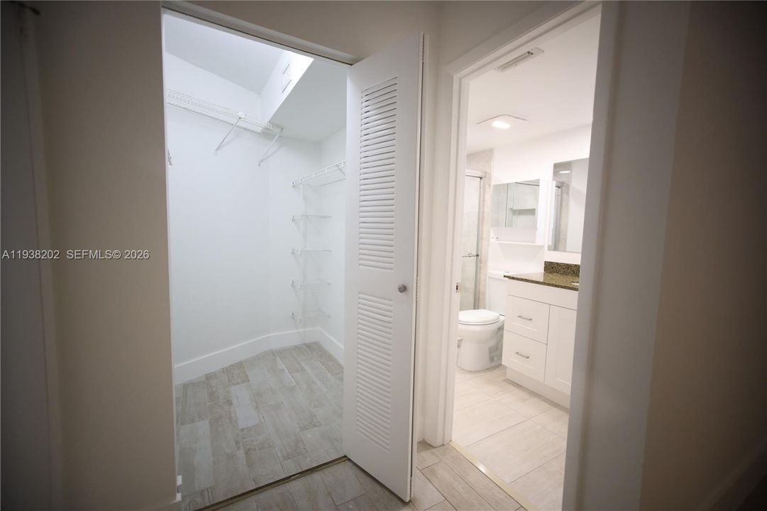 合同活跃: $2,100 (2 贝兹, 2 浴室, 986 平方英尺)