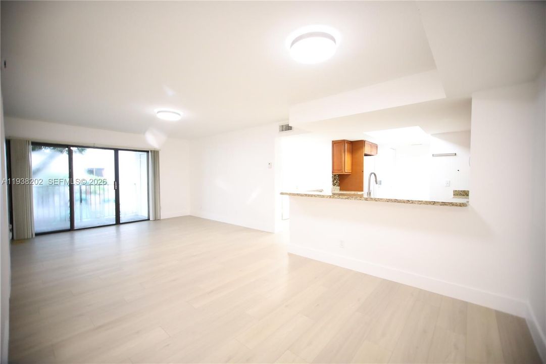 合同活跃: $2,100 (2 贝兹, 2 浴室, 986 平方英尺)