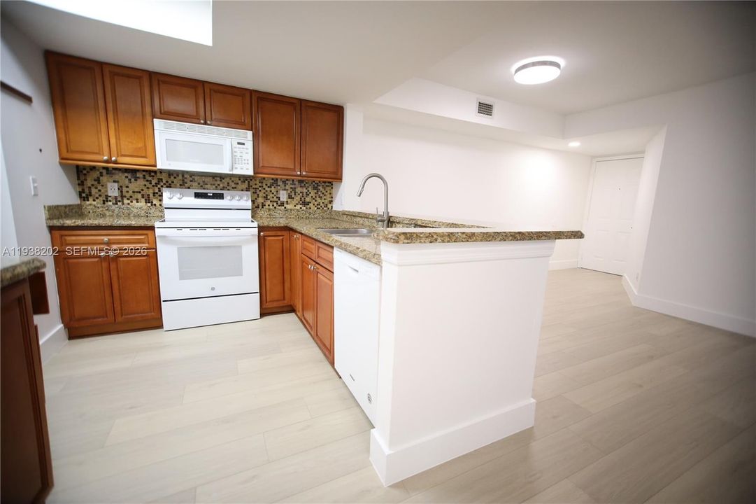 合同活跃: $2,100 (2 贝兹, 2 浴室, 986 平方英尺)