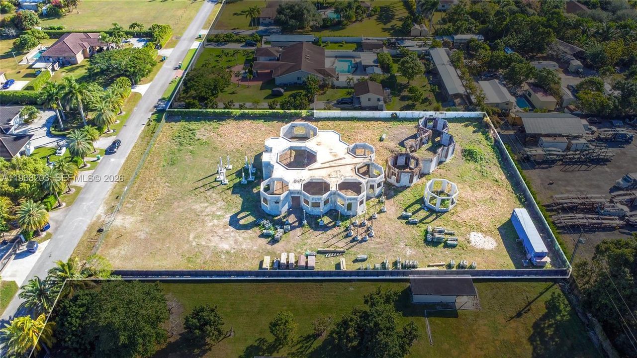 На продажу: $850,000 (1.25 acres)