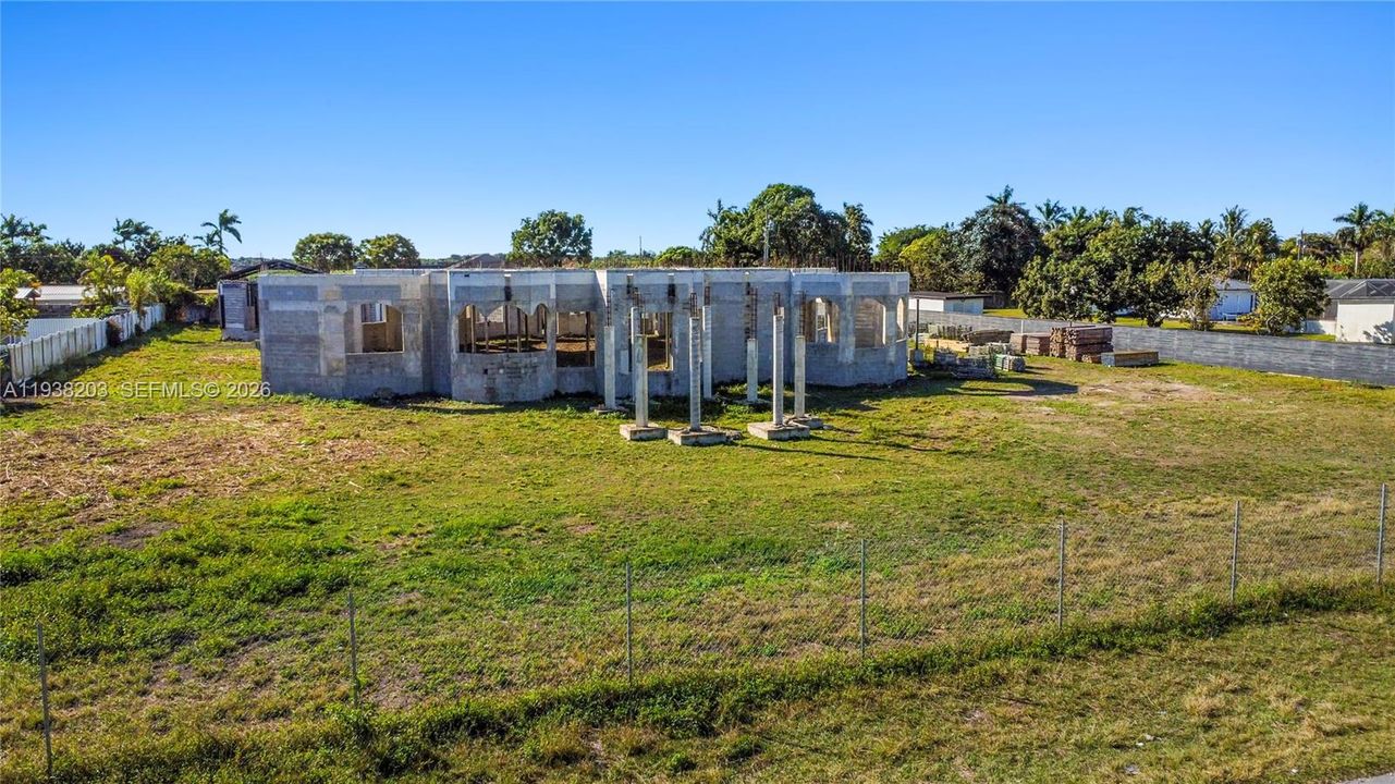 На продажу: $850,000 (1.25 acres)