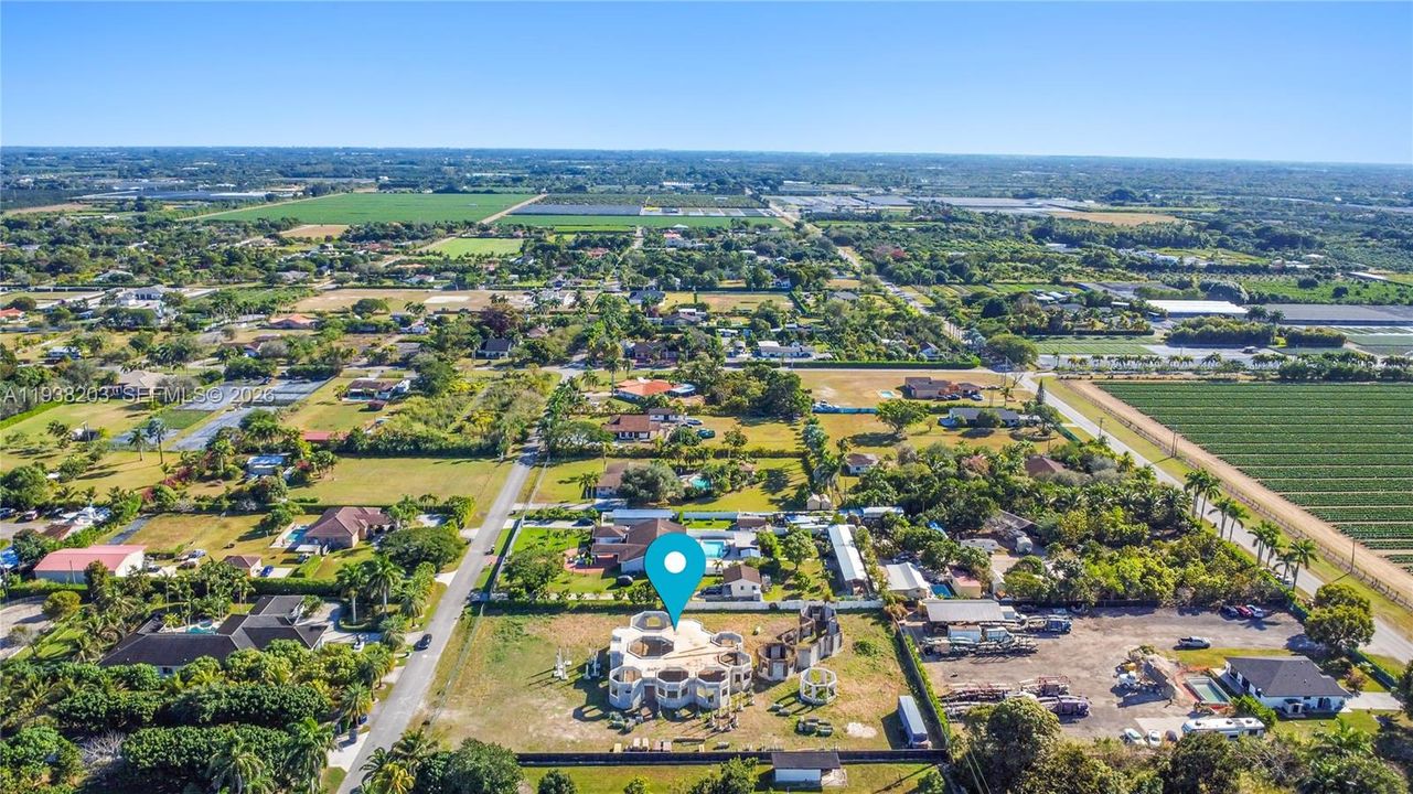 На продажу: $850,000 (1.25 acres)
