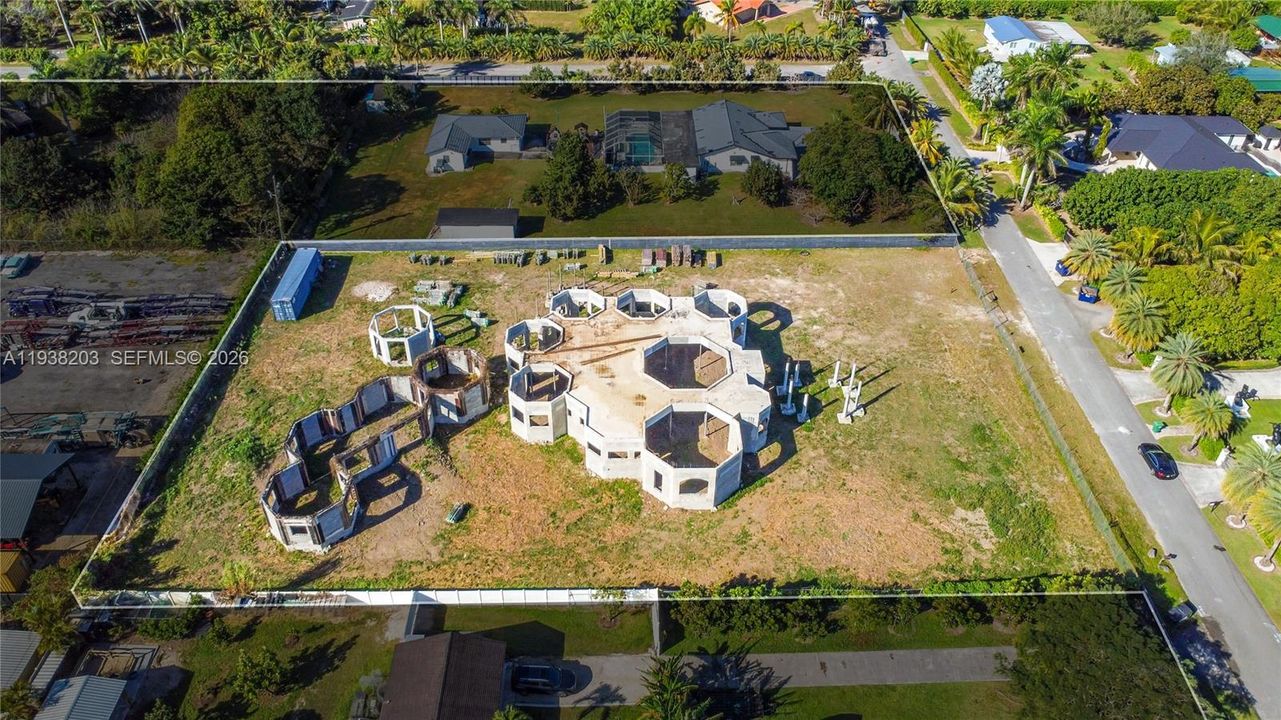 На продажу: $850,000 (1.25 acres)
