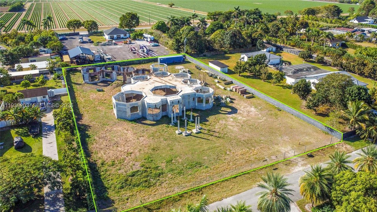 На продажу: $850,000 (1.25 acres)