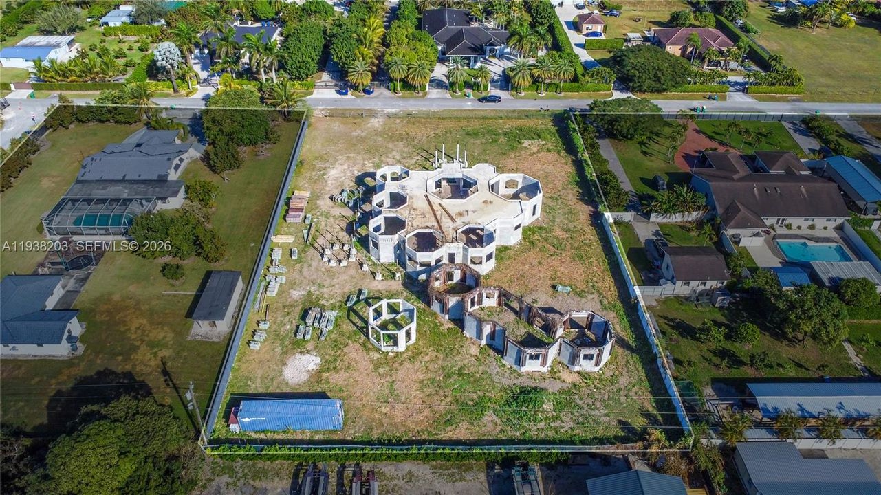 На продажу: $850,000 (1.25 acres)