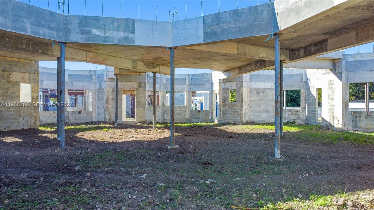 На продажу: $850,000 (1.25 acres)