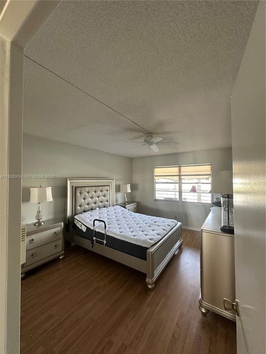 出租: $2,100 (2 贝兹, 1 浴室, 861 平方英尺)