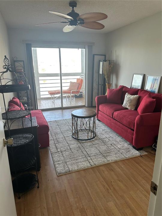 出租: $2,100 (2 贝兹, 1 浴室, 861 平方英尺)