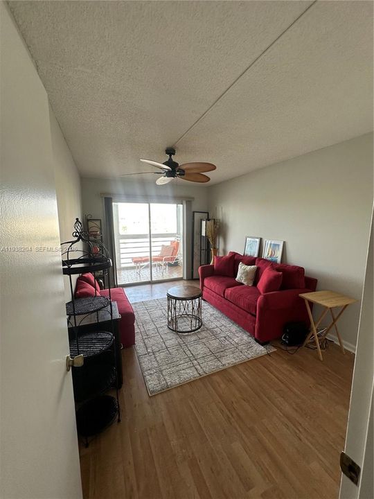 出租: $2,100 (2 贝兹, 1 浴室, 861 平方英尺)