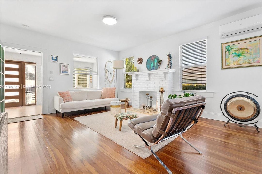 For Sale: $890,000 (2 beds, 2 baths, 1316 Square Feet)