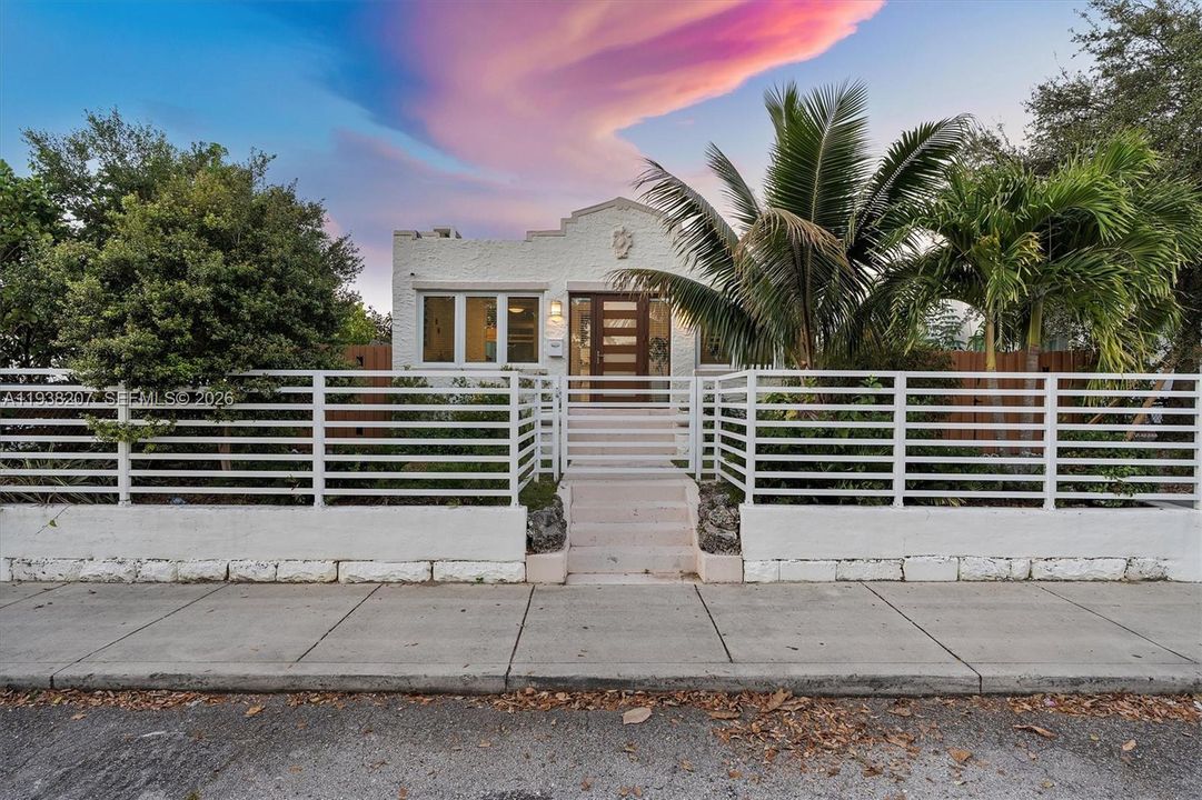 For Sale: $890,000 (2 beds, 2 baths, 1316 Square Feet)