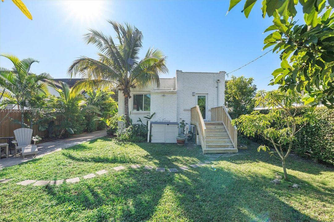 For Sale: $890,000 (2 beds, 2 baths, 1316 Square Feet)