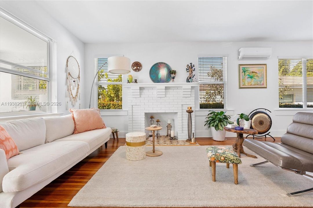 For Sale: $890,000 (2 beds, 2 baths, 1316 Square Feet)