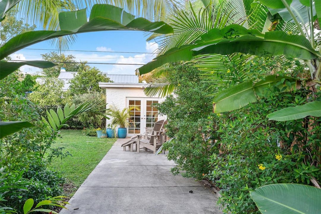 For Sale: $890,000 (2 beds, 2 baths, 1316 Square Feet)