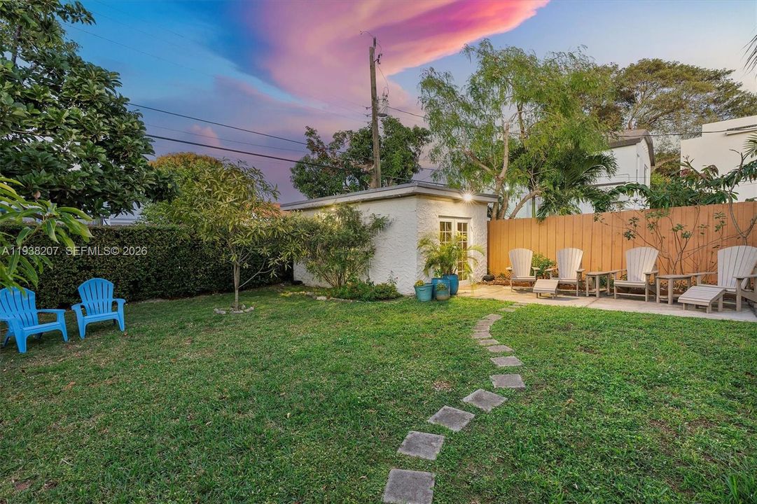 For Sale: $890,000 (2 beds, 2 baths, 1316 Square Feet)