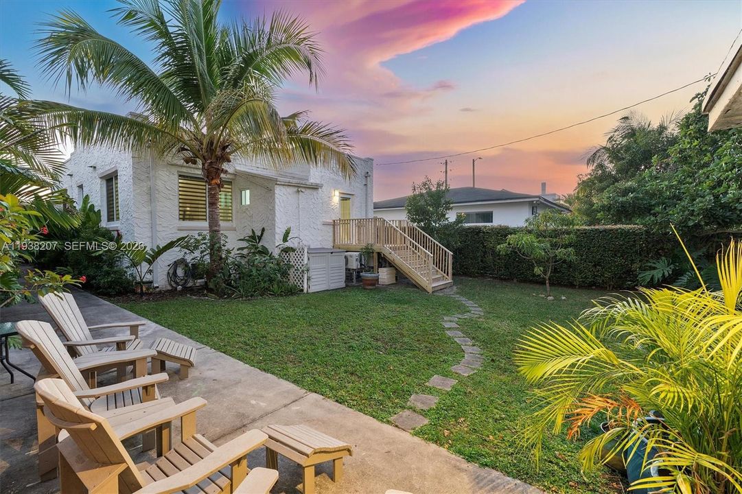 For Sale: $890,000 (2 beds, 2 baths, 1316 Square Feet)