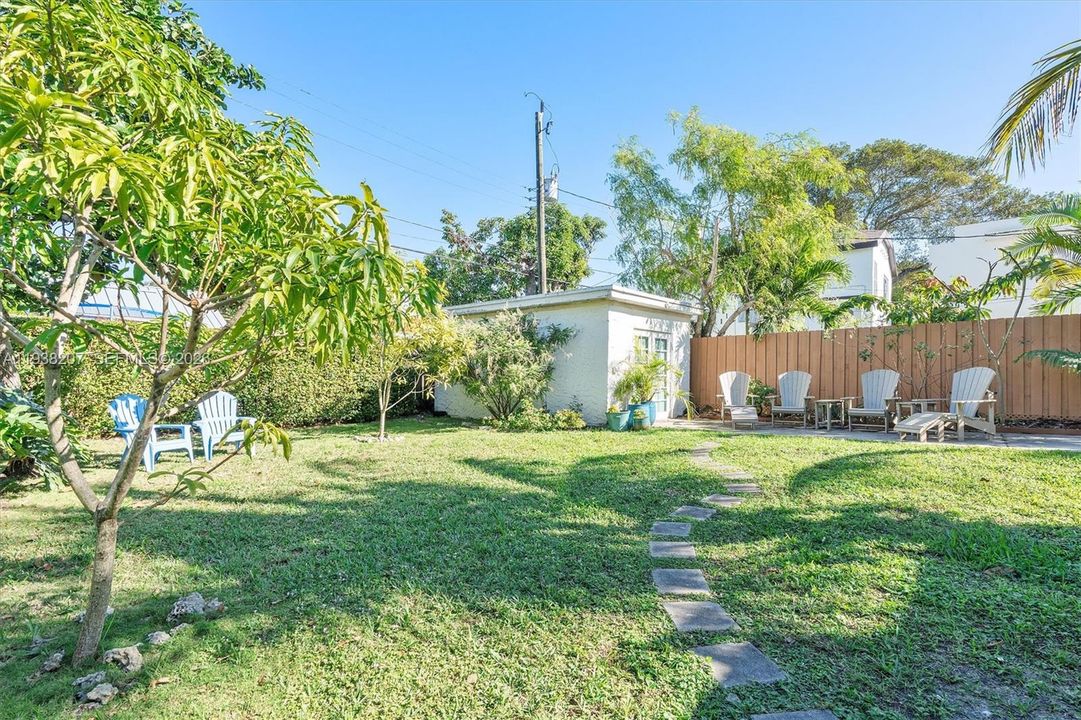 For Sale: $890,000 (2 beds, 2 baths, 1316 Square Feet)