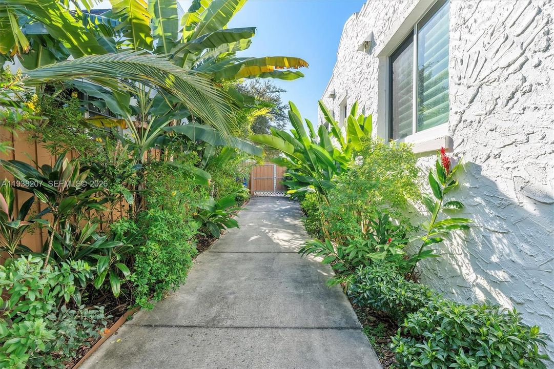 For Sale: $890,000 (2 beds, 2 baths, 1316 Square Feet)