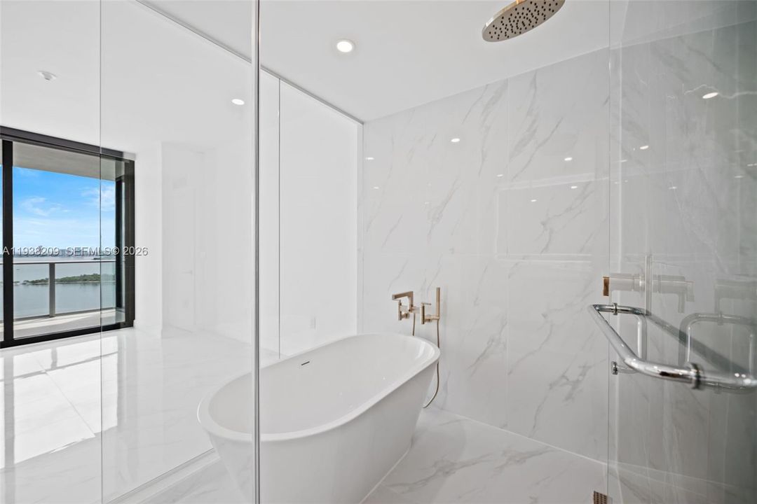 Active With Contract: $6,700 (1 beds, 2 baths, 1085 Square Feet)