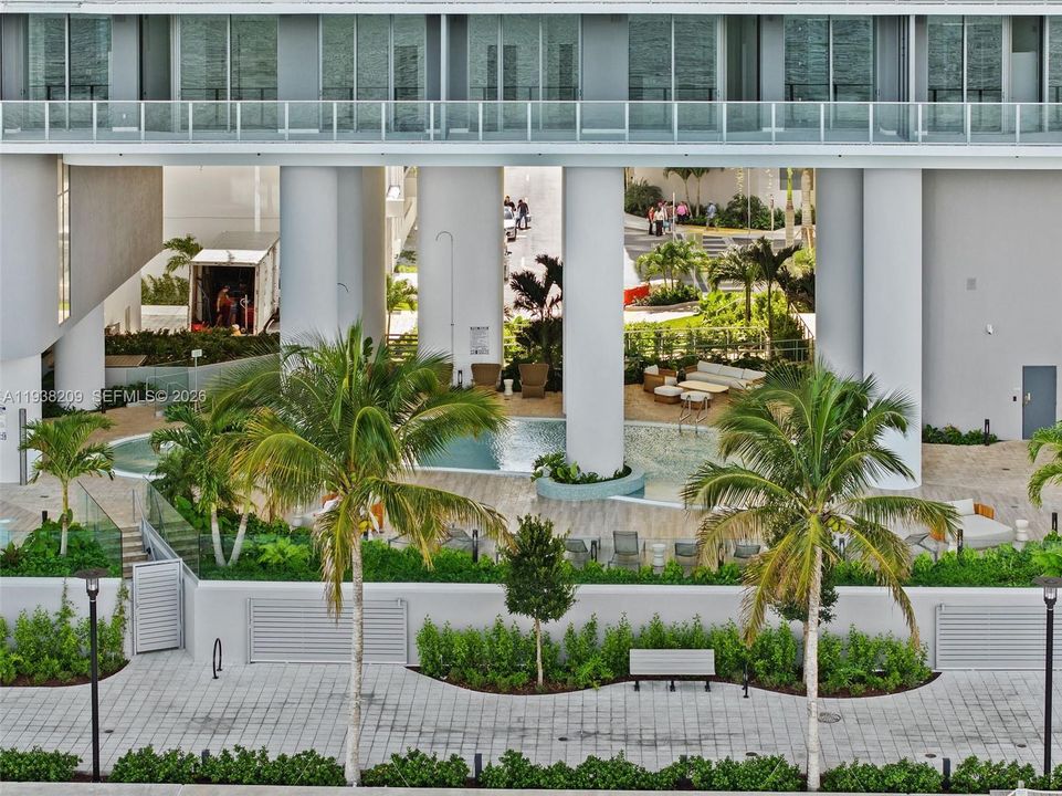 Active With Contract: $6,700 (1 beds, 2 baths, 1085 Square Feet)