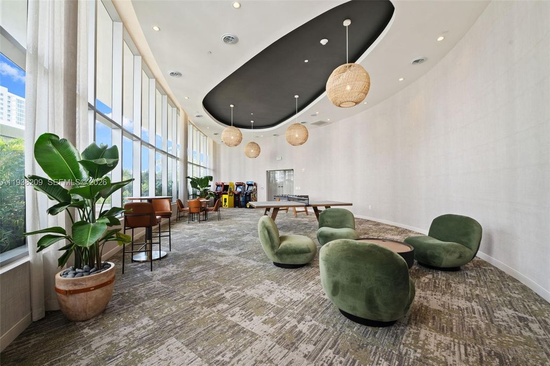 Active With Contract: $6,700 (1 beds, 2 baths, 1085 Square Feet)