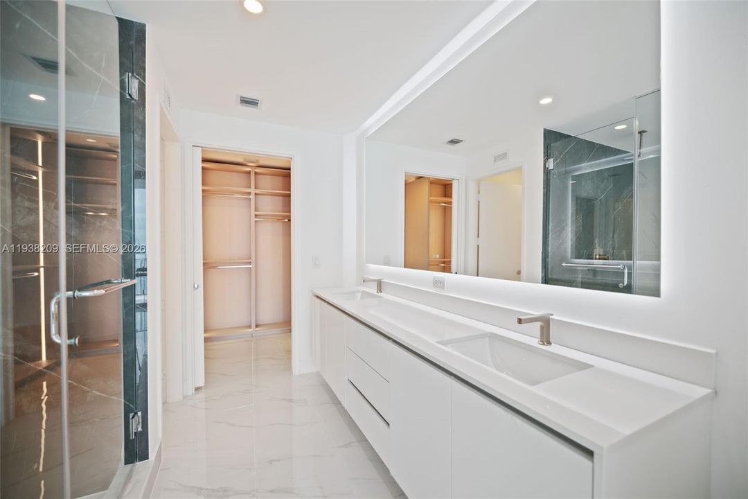 Active With Contract: $6,700 (1 beds, 2 baths, 1085 Square Feet)