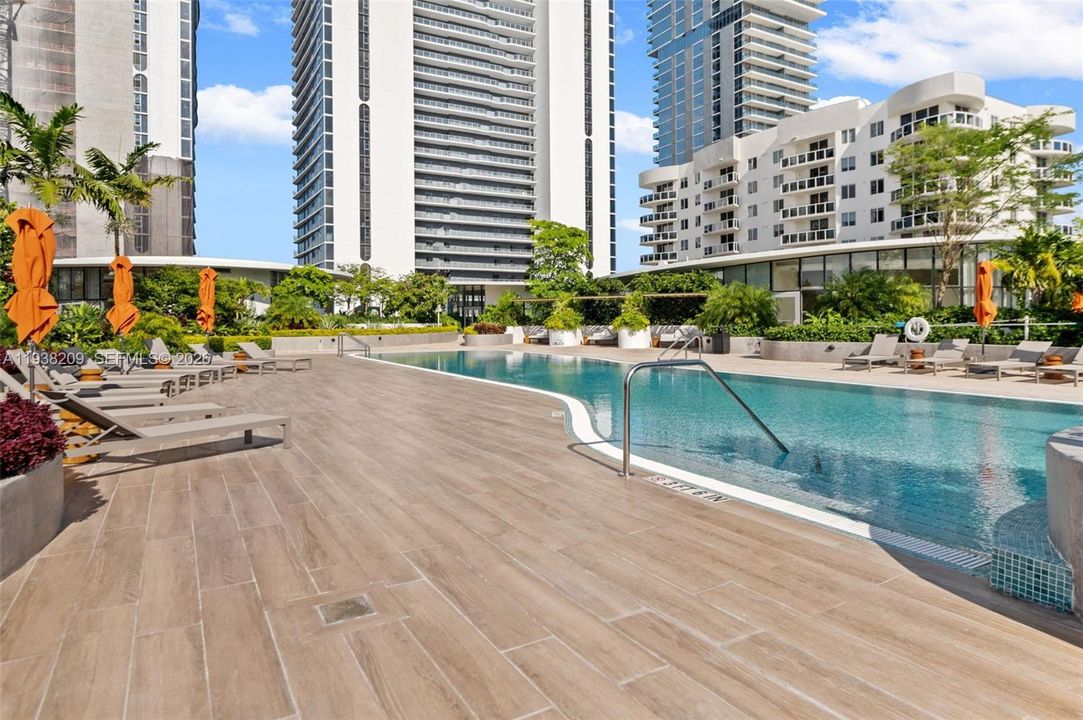 Active With Contract: $6,700 (1 beds, 2 baths, 1085 Square Feet)