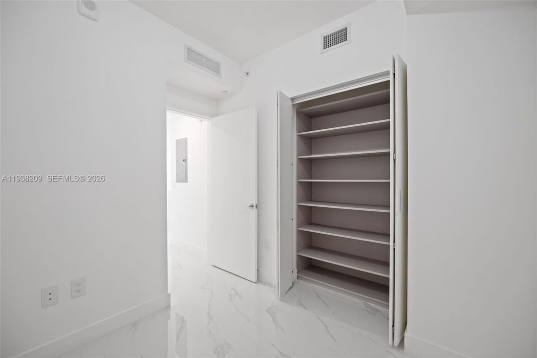 Active With Contract: $6,700 (1 beds, 2 baths, 1085 Square Feet)