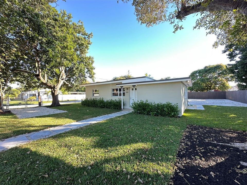 For Sale: $469,900 (3 beds, 2 baths, 1198 Square Feet)
