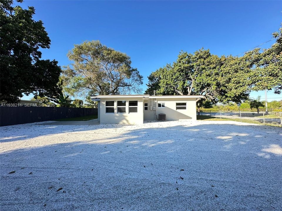 For Sale: $469,900 (3 beds, 2 baths, 1198 Square Feet)