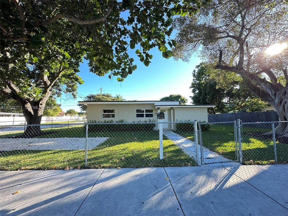 For Sale: $469,900 (3 beds, 2 baths, 1198 Square Feet)