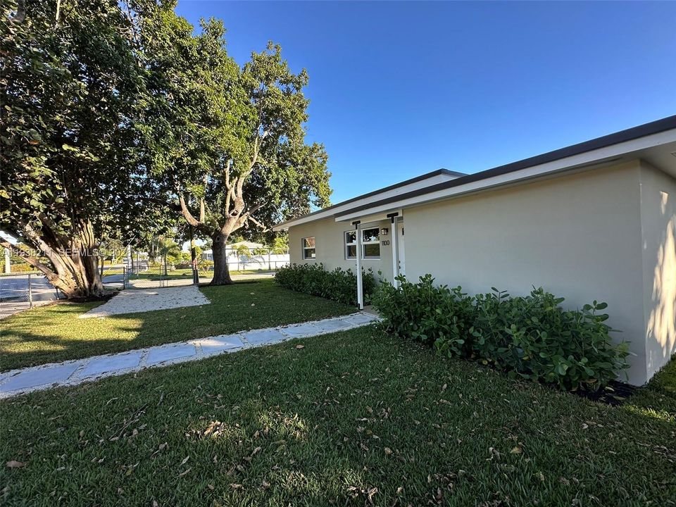For Sale: $469,900 (3 beds, 2 baths, 1198 Square Feet)