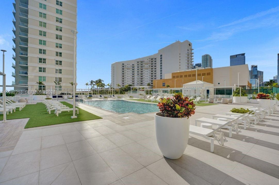 出租: $3,700 (2 贝兹, 2 浴室, 985 平方英尺)