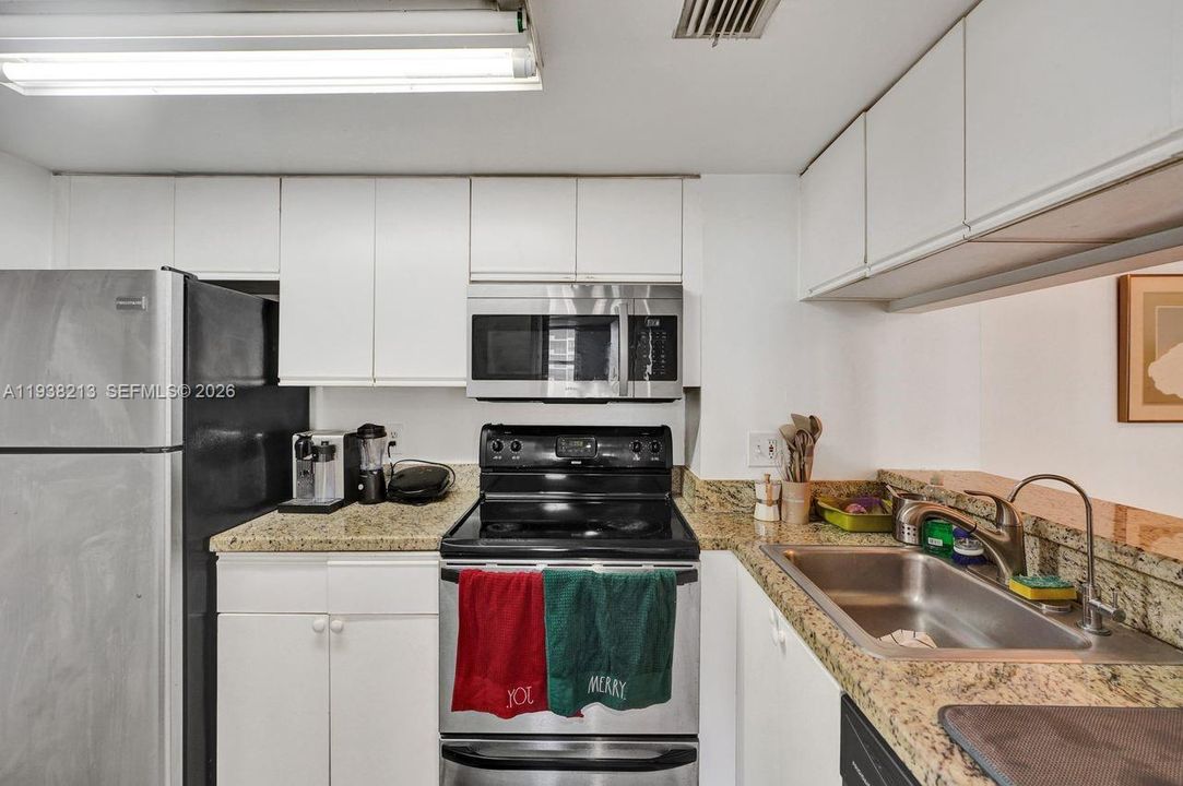 出租: $3,700 (2 贝兹, 2 浴室, 985 平方英尺)