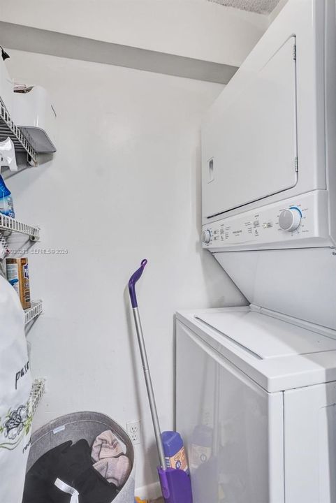 出租: $3,700 (2 贝兹, 2 浴室, 985 平方英尺)