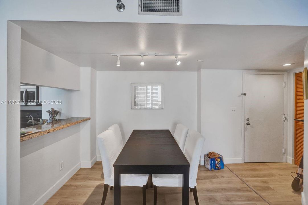 出租: $3,700 (2 贝兹, 2 浴室, 985 平方英尺)