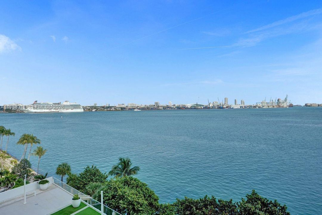 出租: $3,700 (2 贝兹, 2 浴室, 985 平方英尺)