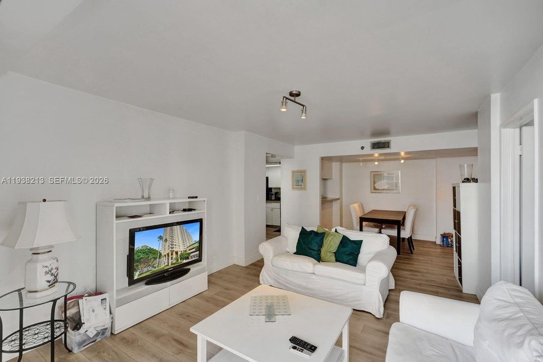 出租: $3,700 (2 贝兹, 2 浴室, 985 平方英尺)