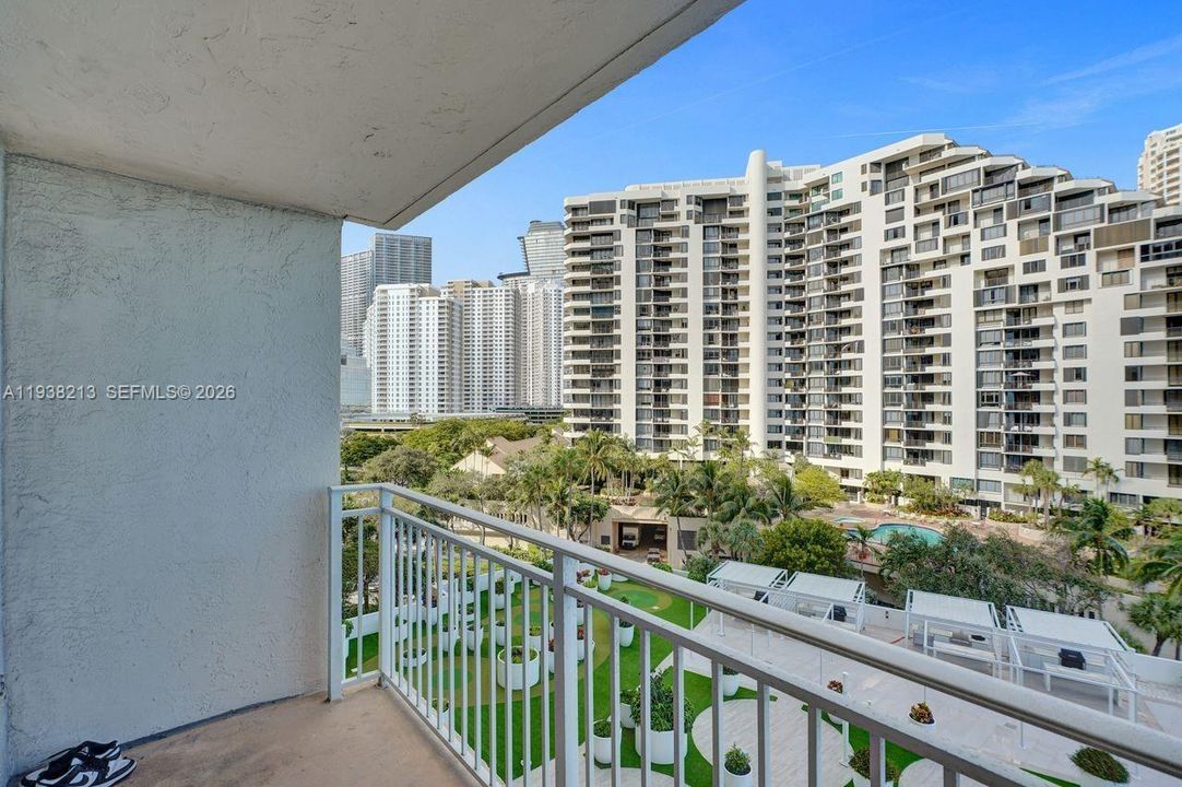 出租: $3,700 (2 贝兹, 2 浴室, 985 平方英尺)