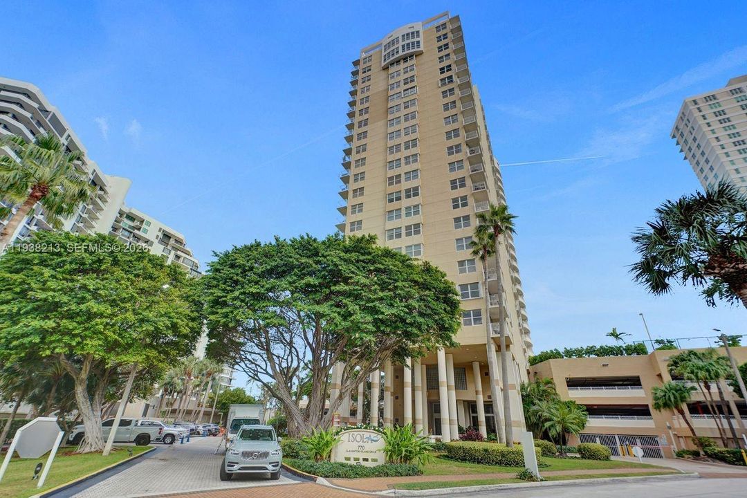 出租: $3,700 (2 贝兹, 2 浴室, 985 平方英尺)